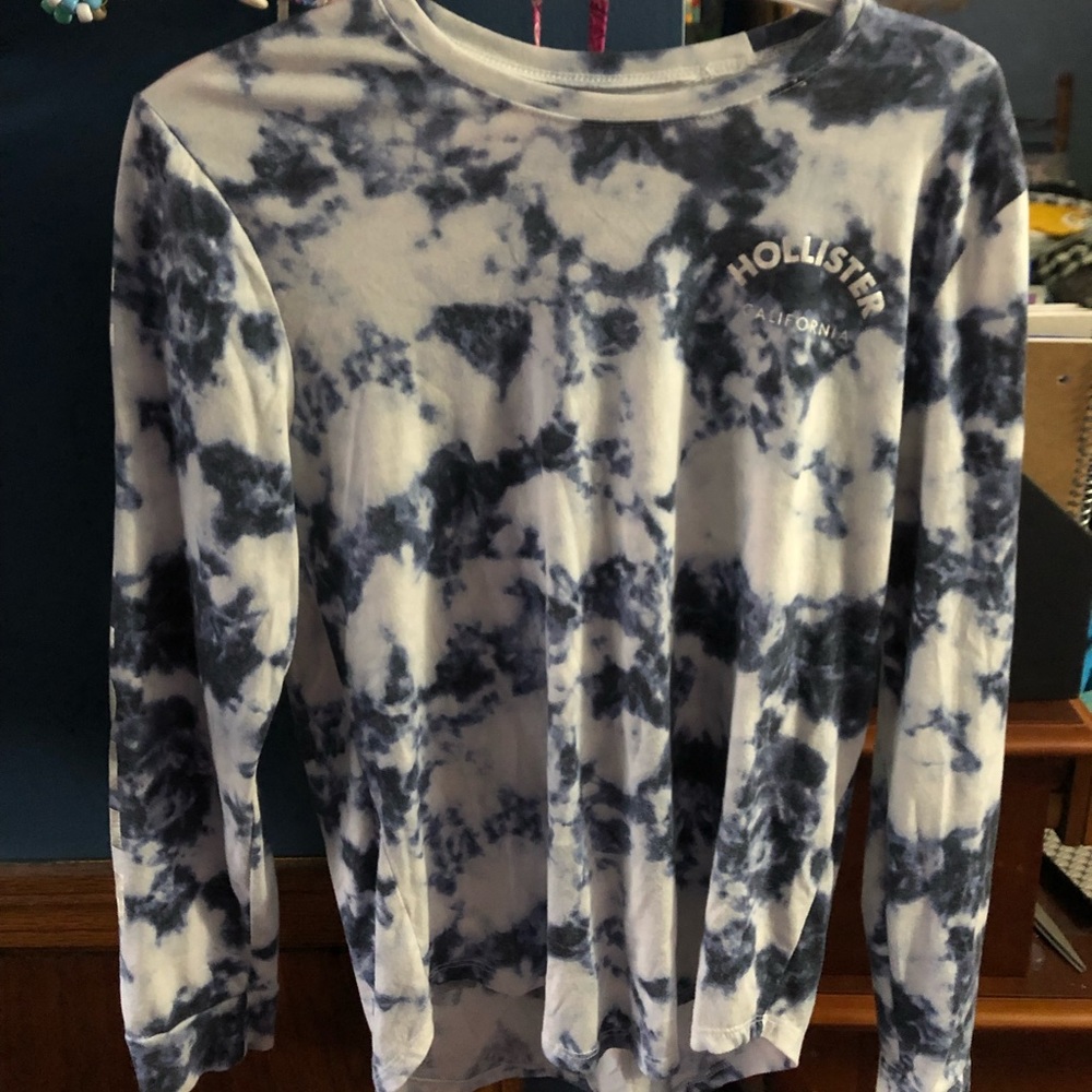 Long sleeve Hollister graphic tee.